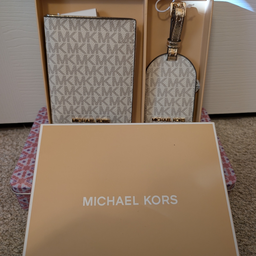 Michael Kors White and Gold Key & Card Holder Set